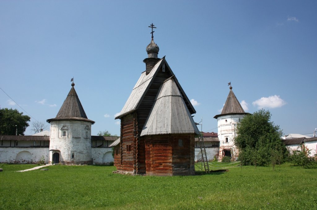 Деревянная Георгиевская церковь и башни в Михайло-Архангельском монастыре