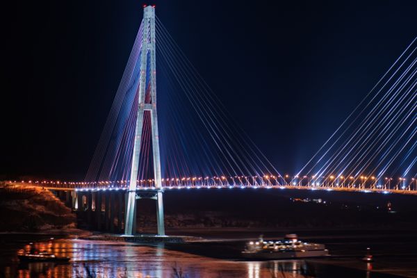 Вантовый мост во Владивостоке через пролив Босфор на остров Русский
