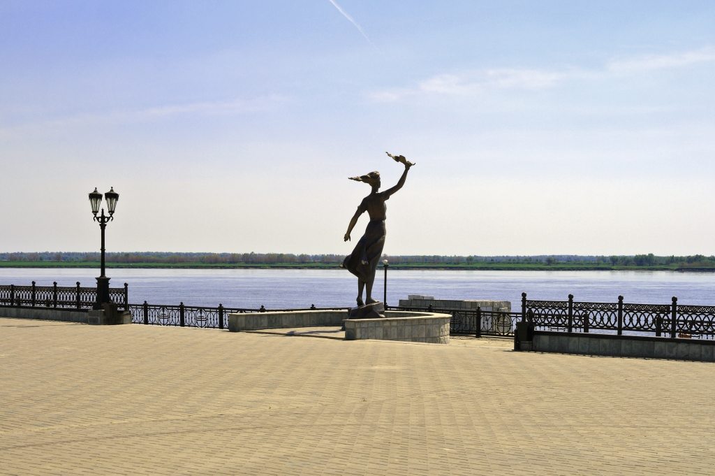 Скульптура "Ассоль Корабельная", площадь речного вокзала