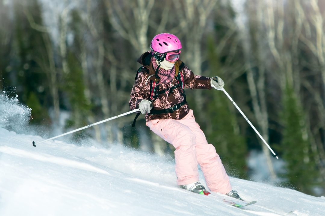 Девушка на горных лыжах. Фото девушки в шлеме на горных лыжах.