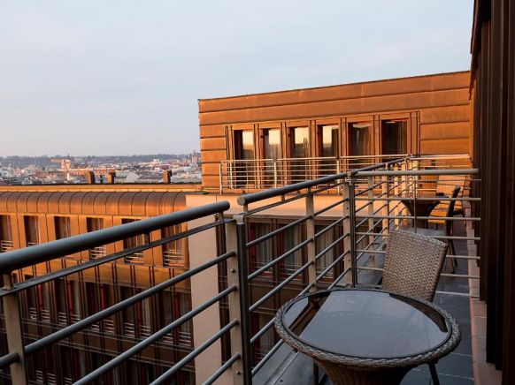 Отель Majestic Plaza