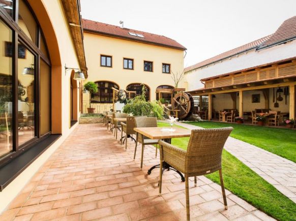 Отель Selsky Dvur - Bohemian Village Courtyard