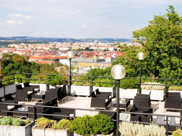 Отель NH Prague City
