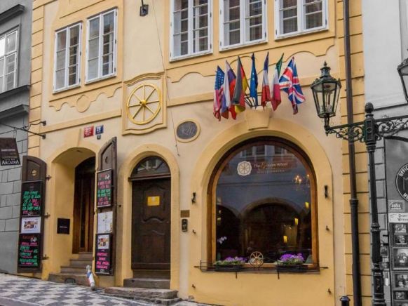 Отель The Golden Wheel