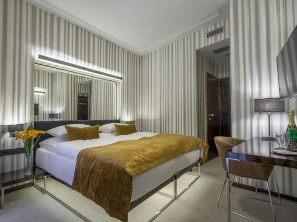 Отель Clementin Old Town