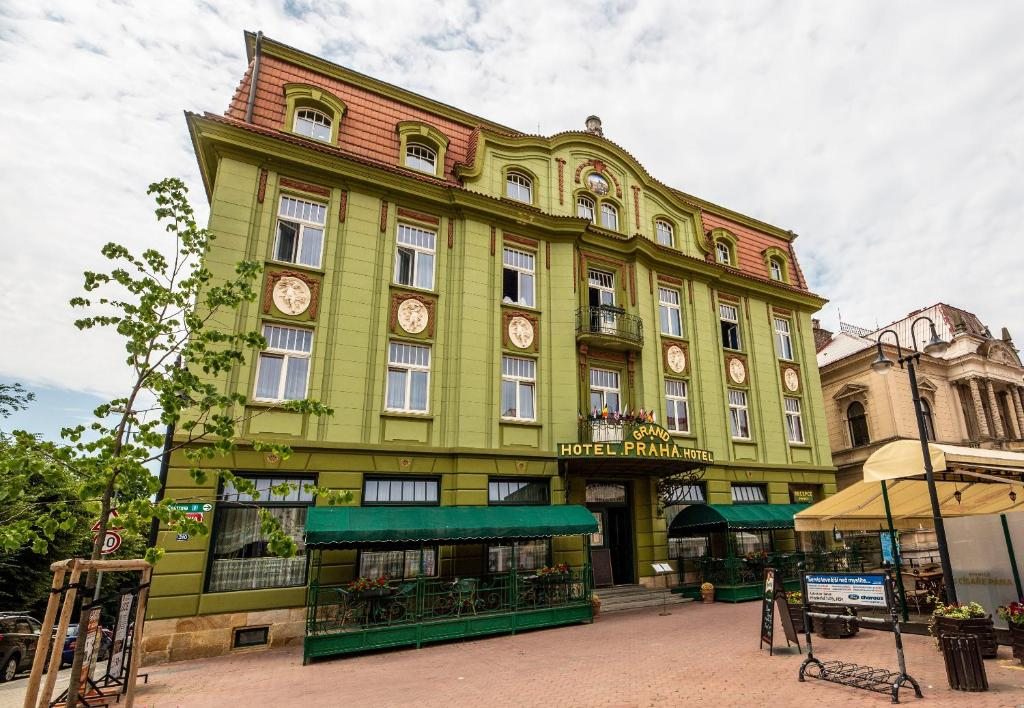 Grand Hotel Praha, Йичин