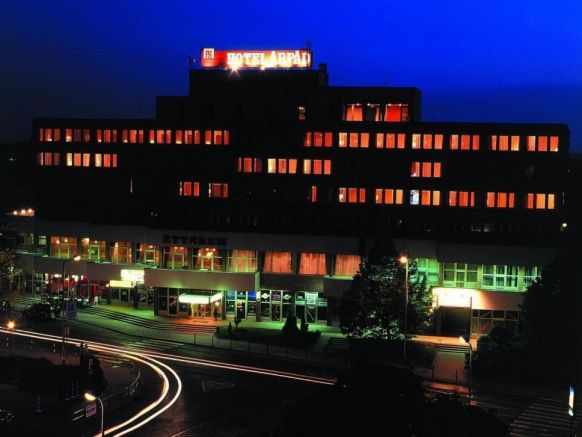 Hotel Árpád, Тата