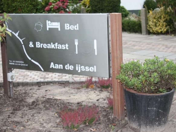 Bed & Breakfast 'Aan de IJssel', Зволле