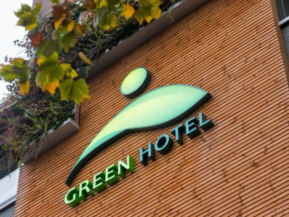 Green Hotel, Генк