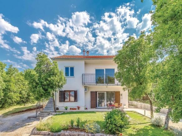 Three-Bedroom Holiday Home with garden, Шмрика