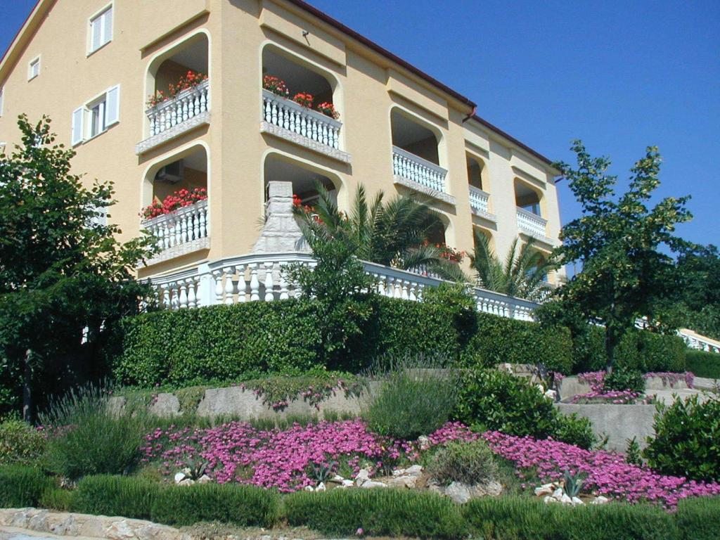 Apartments 3 Palms, Цриквеница