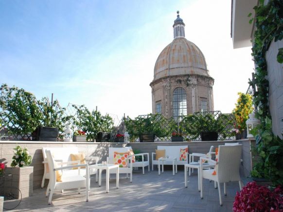 Hotel San Pietro, Неаполь