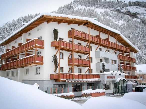 Hotel Tyrol, Наудерс