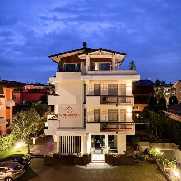 Apart Hotel Il Melograno with balcony
