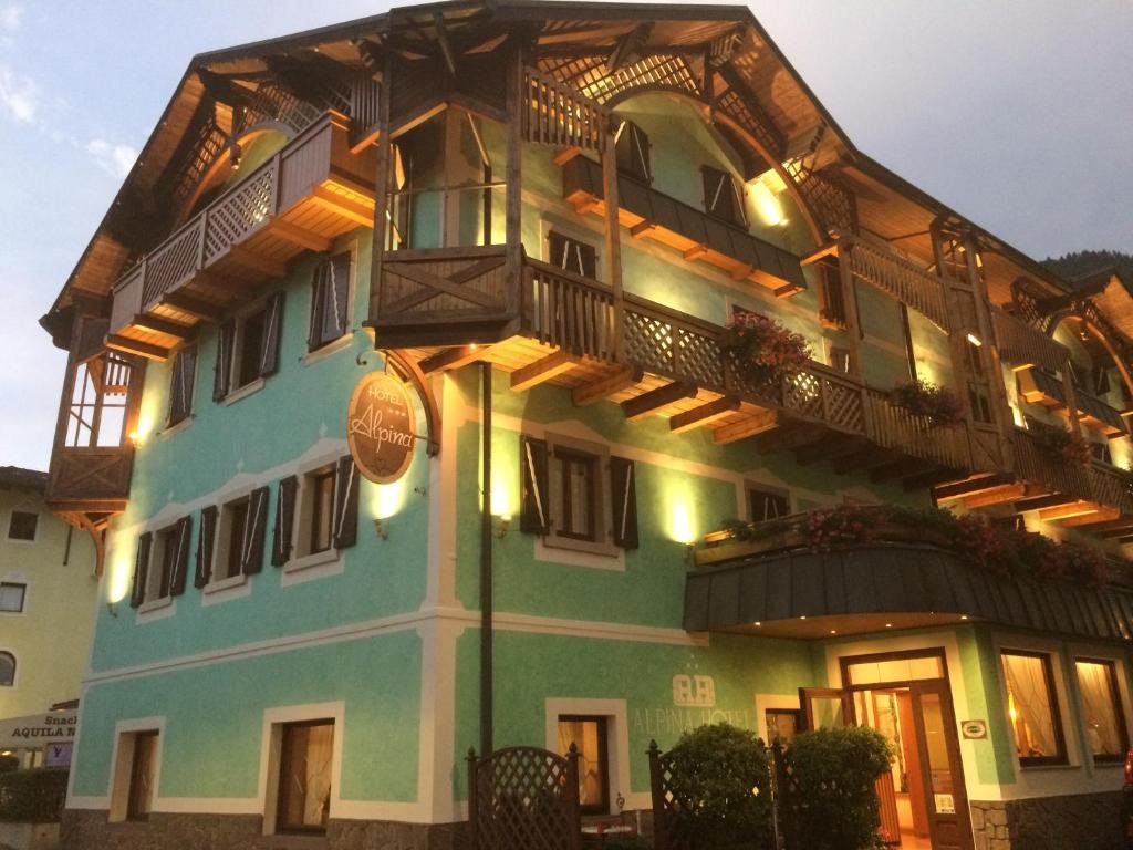 Hotel Alpina near the ski slopes, Мадонна-ди-Кампильо