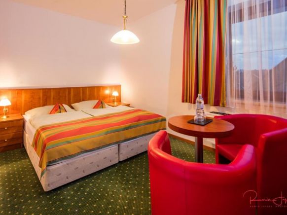 Turmhof Breitenbrunn, Руст