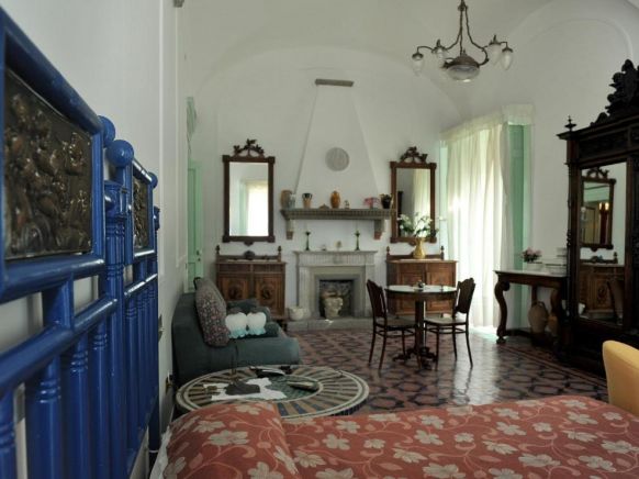 Casa Raffaele Conforti, Майори