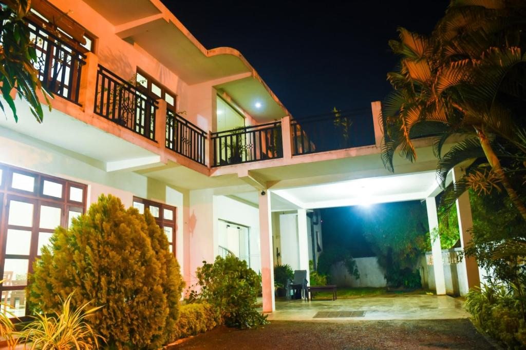 Отель Araliya Blue Beach View Hotel, Негомбо