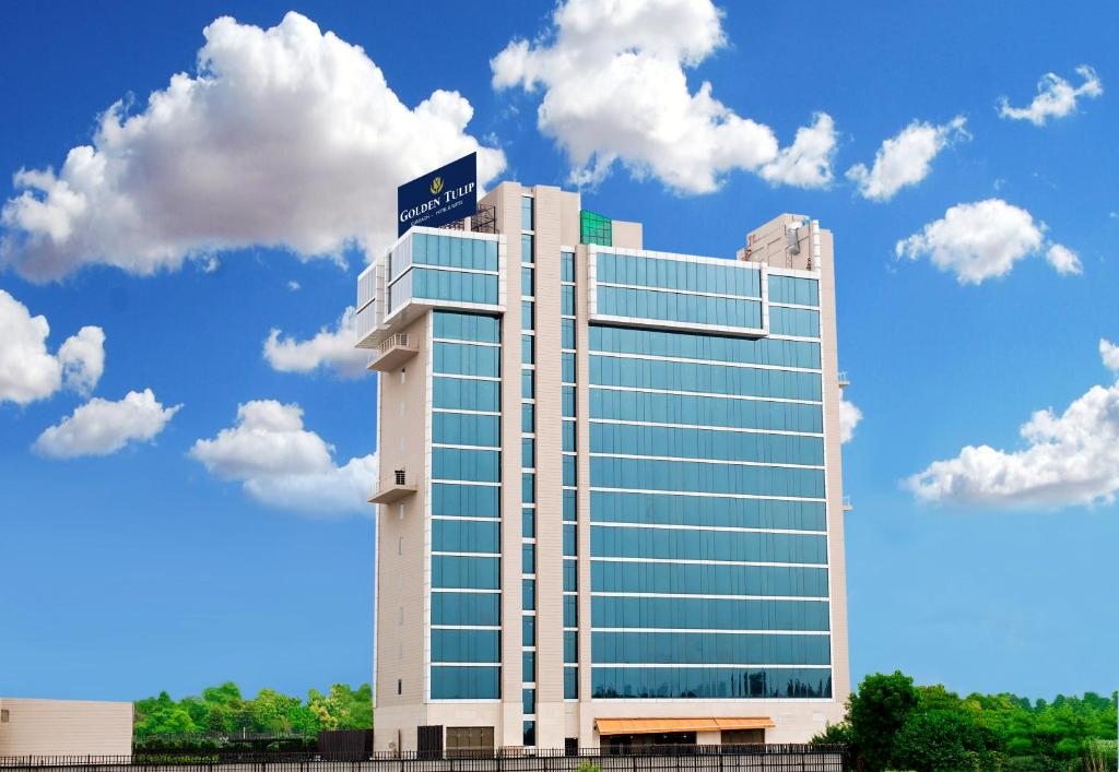 Golden Tulip Suites Gurgaon, Гургаон