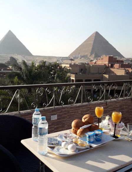 Three Giza pyramids inn, Каир