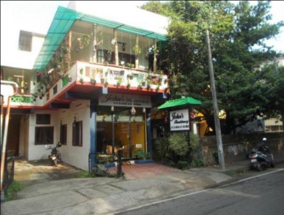 Johns Residency, Коччи