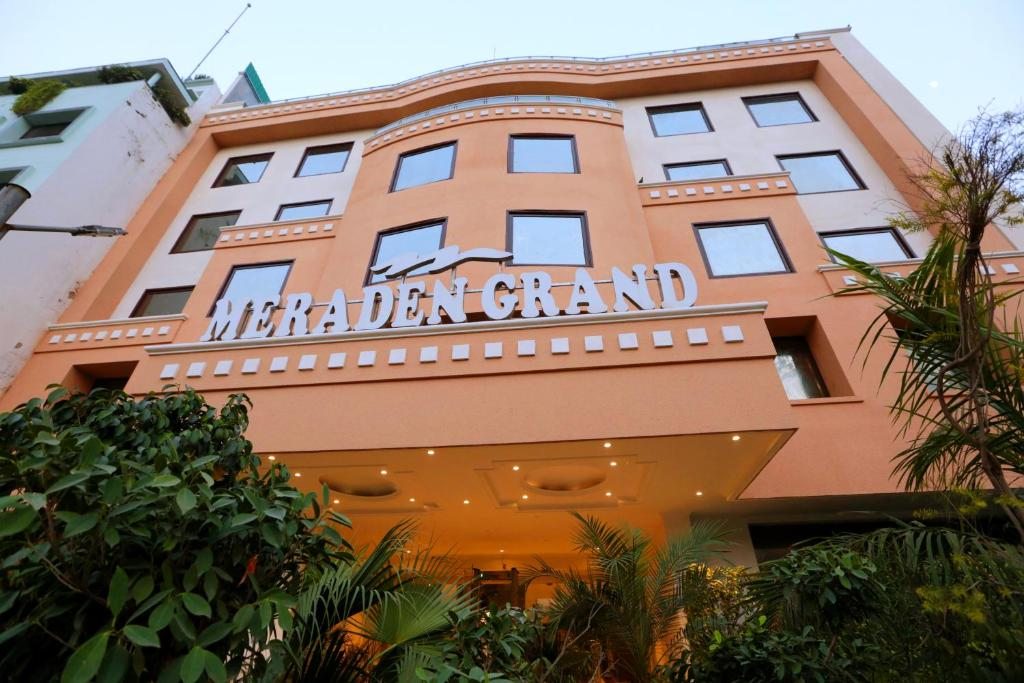 Hotel Meraden Grand, Варанаси