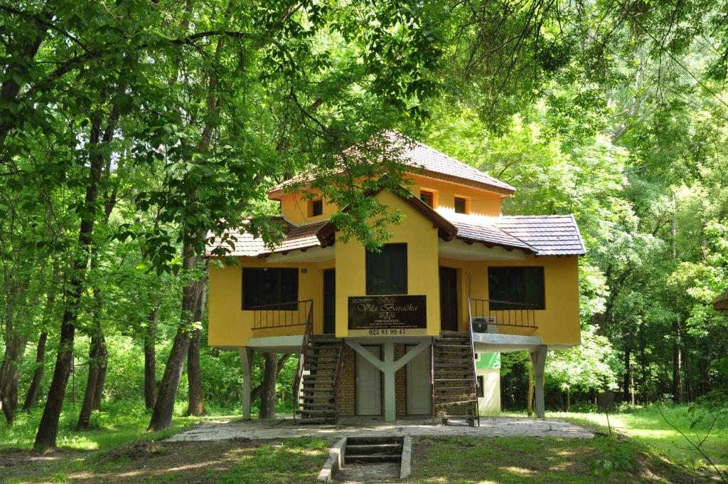 Villa Baračka, Безан
