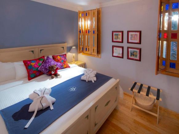 Bloody Blues Hotel... Damn it!