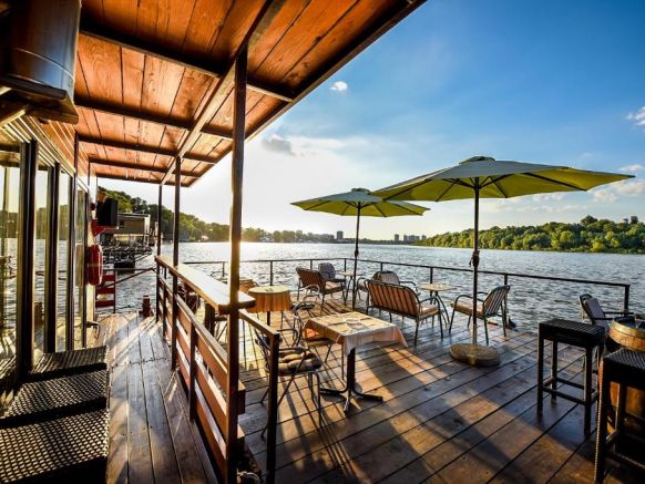 San Art Floating Hostel & Apartments