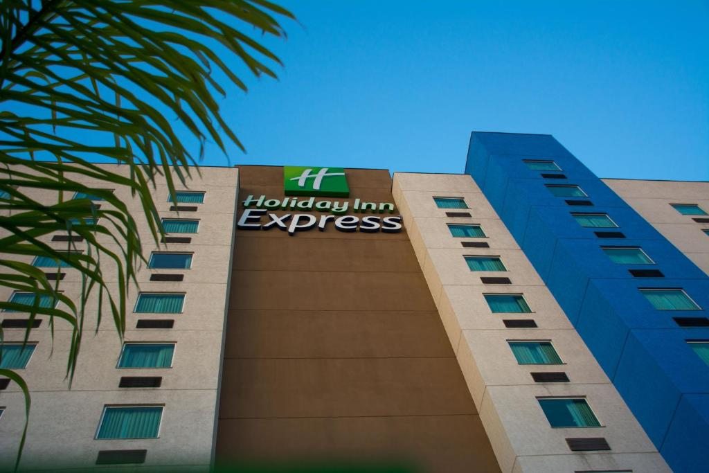 Holiday Inn Express Saltillo Zona Aeropuerto, Сальтильо