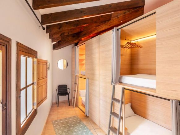 Youth Hostel Central Palma - Albergue Juvenil