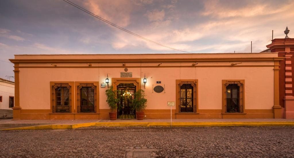Hotel Meson de Santa Elena, Маскоте