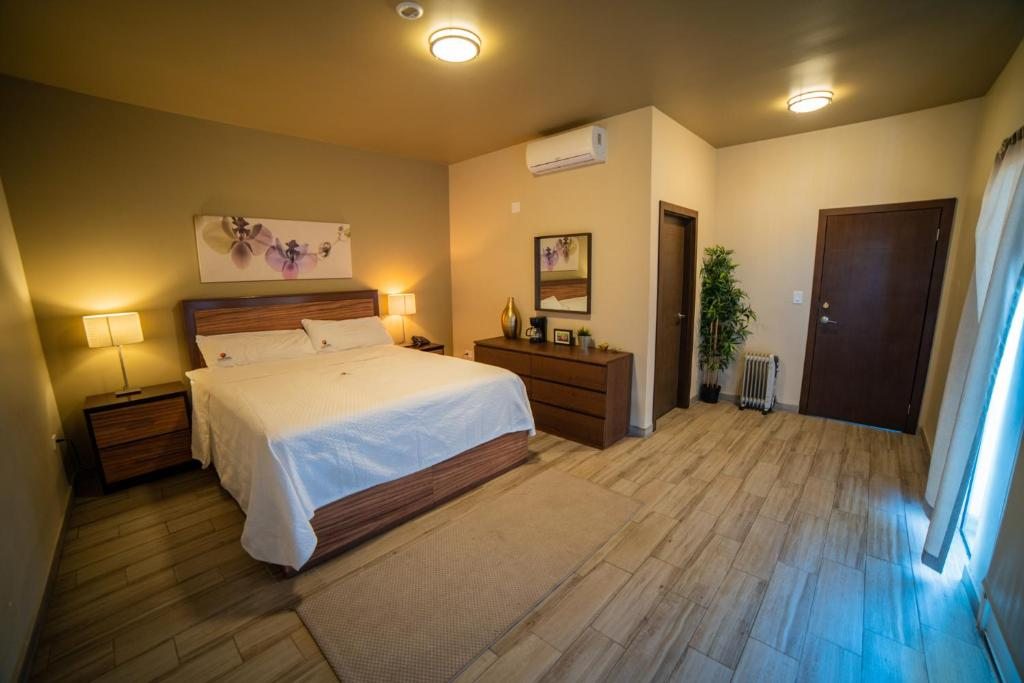 California Comfort & Suites, Лос-Альгодонес