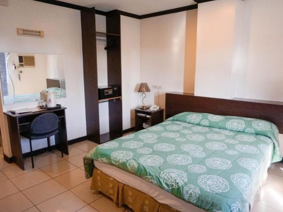 Crowne Garden Hotel