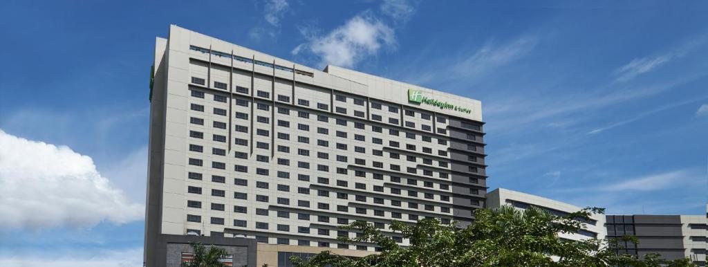 Holiday Inn & Suites Makati, Манила