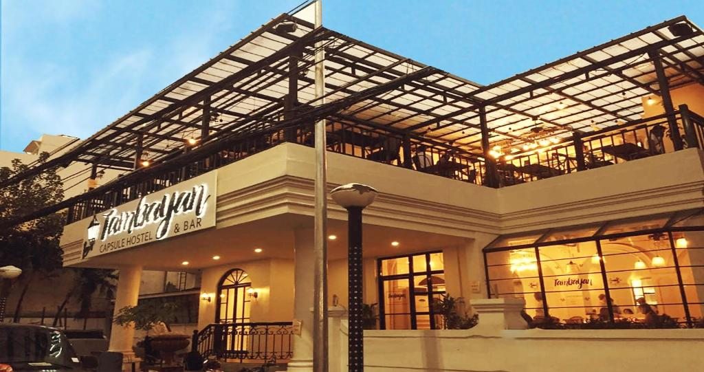 Tambayan Capsule Hostel & Bar, Манила