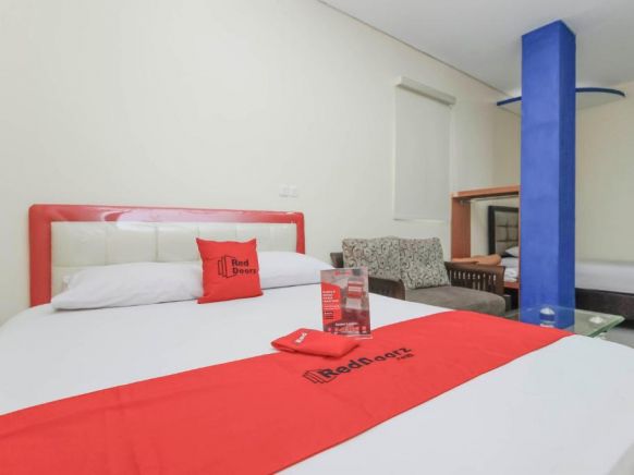 RedDoorz Plus @ Jalan Pemuda Jakarta