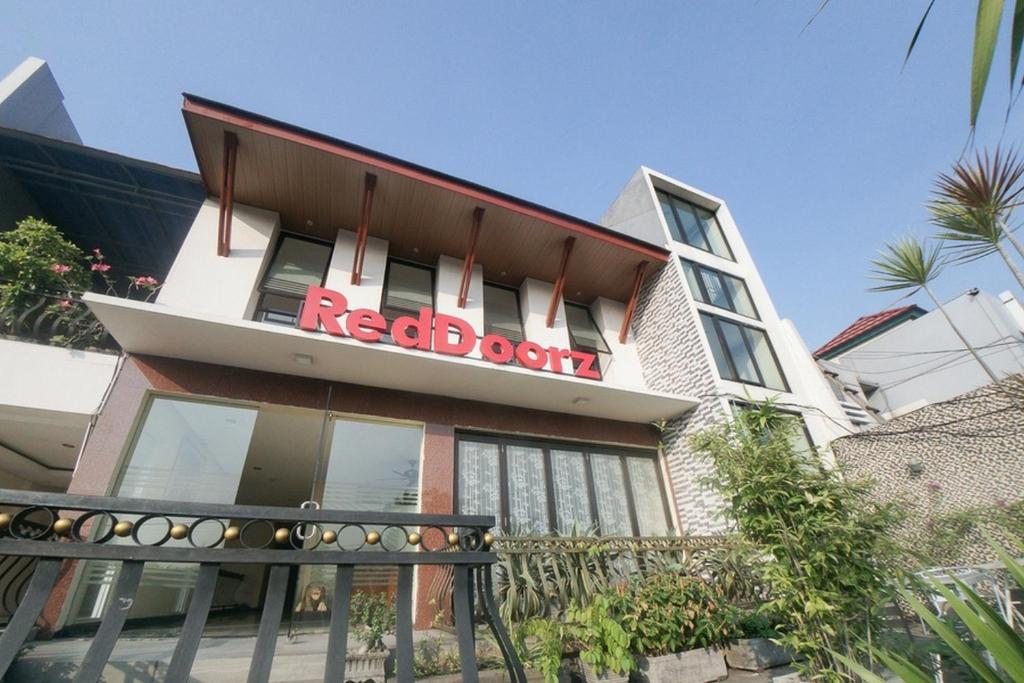 RedDoorz Plus near Green Pramuka Square Mall, Джакарта