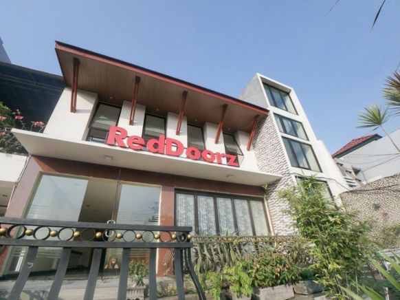 RedDoorz Plus near Green Pramuka Square Mall