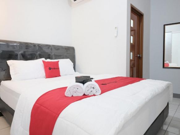 RedDoorz Syariah near Siloam Hospital Kebon Jeruk, Джакарта