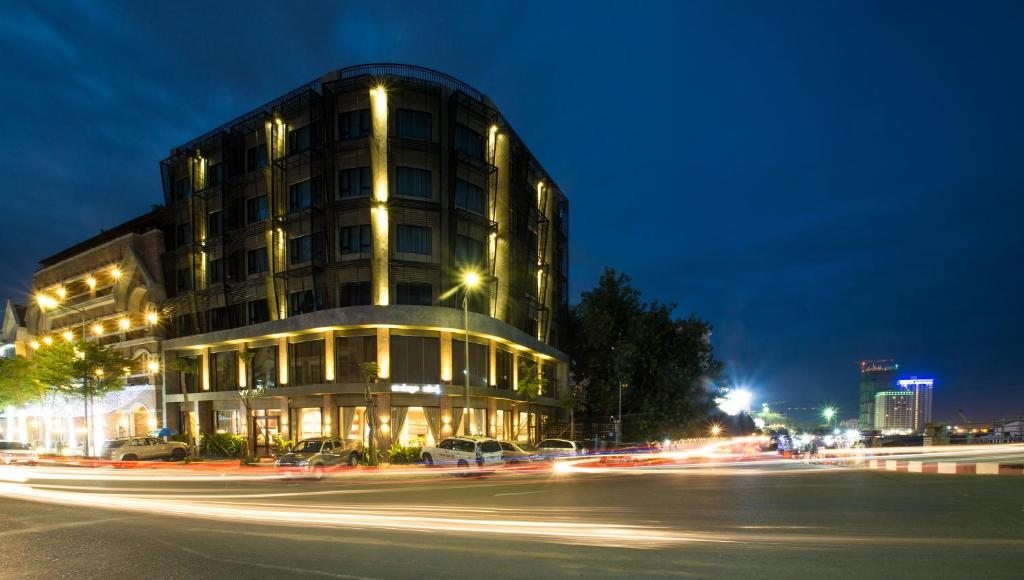 Almond Hotel Bassac River, Пномпень