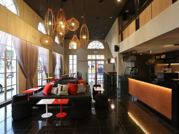 Avenue J Hotel, Central Market