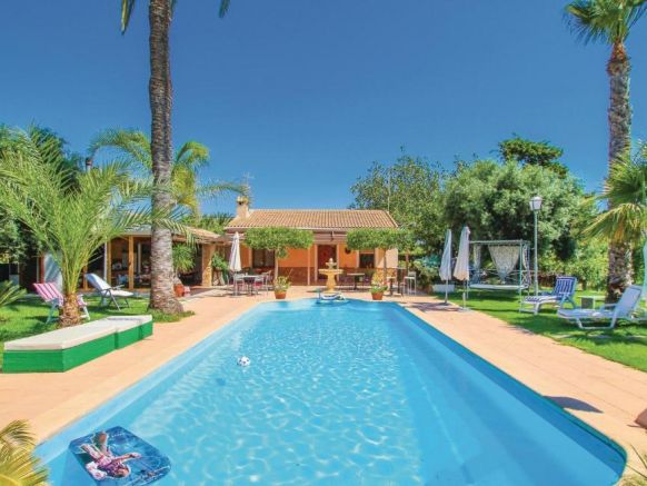 Beautiful home in La Marina, Elche w/ WiFi, Outdoor swimming pool and 6 Bedrooms
