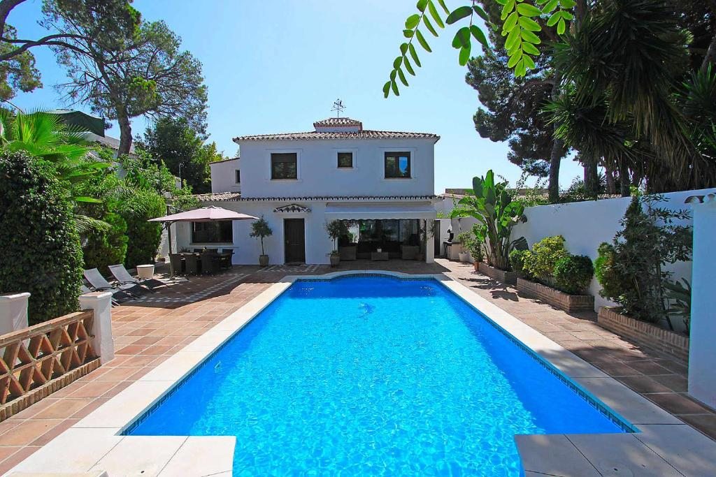 1102 Villa with pool ,lounge, BBQ ,direkt in Marbella, Марбелья