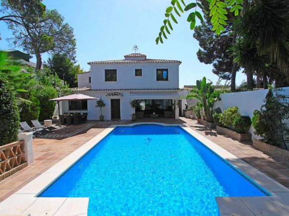 1102 Villa with pool ,lounge, BBQ ,direkt in Marbella, Марбелья