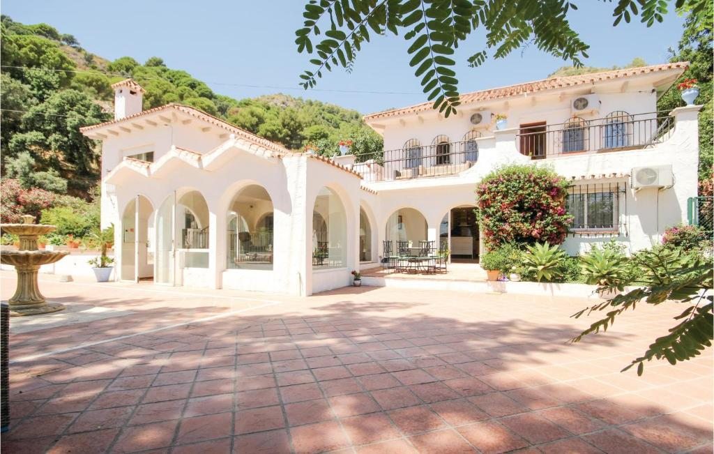 Seven-Bedroom Holiday Home in Ojen, Marbella, Марбелья