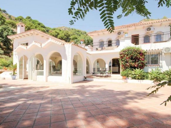 Seven-Bedroom Holiday Home in Ojen, Marbella, Марбелья