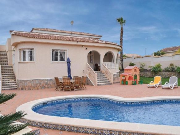 Stunning home in Rojales w/ Outdoor swimming pool, WiFi and 4 Bedrooms, Торревьеха