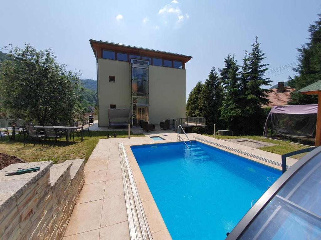 Luxury Private Villa With Pool, Усти-над-Лабем