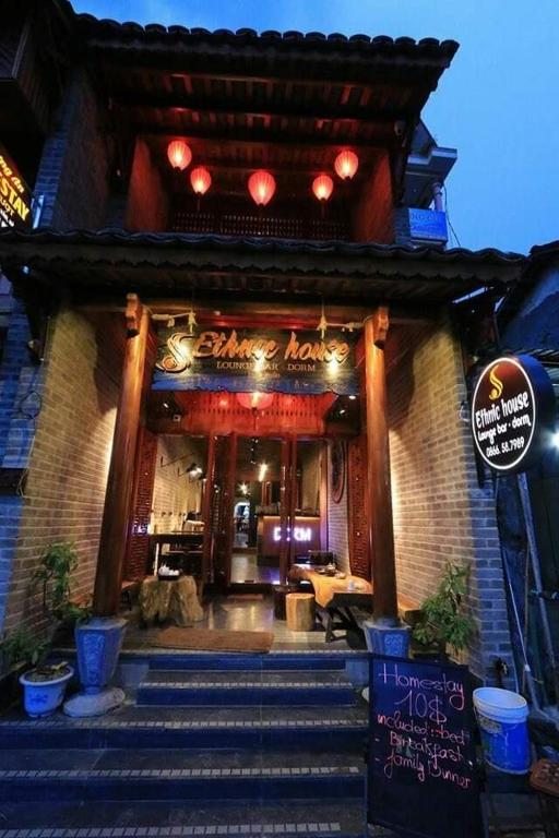 Ethnic House Lounge bar & hostel, Донг Ван